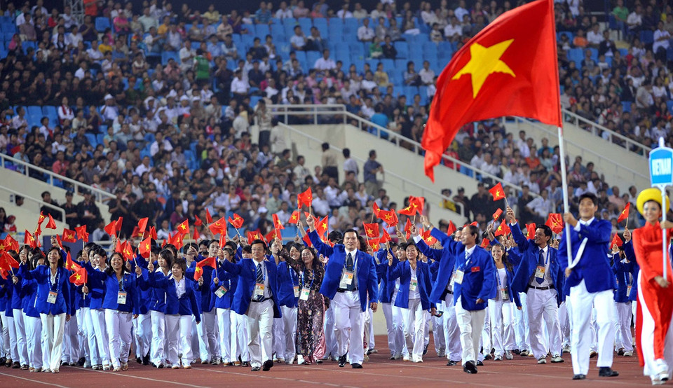 La delegación de Vietnam desfila en la inauguración de los SEA Games 22, el 5 de diciembre de 2003, en el estadio nacional de My Dinh, Hanoi. (Fuente: VNA)
