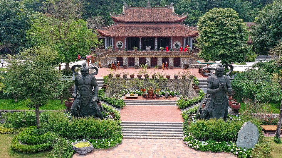 Las dos estatuas gigantes de Dharmapala están situadas en la entrada de la pagoda Dia Tang Phi Lai, en el pueblo de Ninh Trung, comuna de Liem Son, distrito de Thanh Liem. El patio que conduce a la pagoda está pavimentado con grava blanca, en lugar de ladrillos rojos como otros templos. (Fuente: VNA)