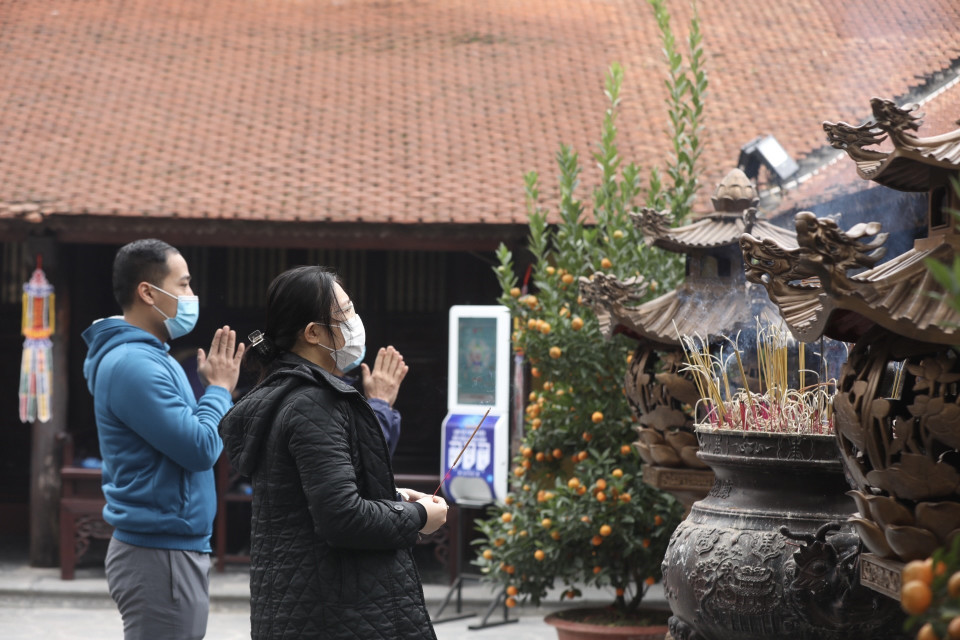 Las personas rezan por un año nuevo de paz y suerte en la pagoda de Tran Quoc, en el distrito de Tay Ho (Foto: VNA)