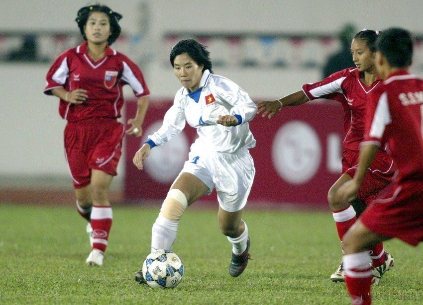 El partido final de fútbol femenino entre Vietnam (camisa blanca) y Myanmar (camisa roja) en los SEA Games 22, el 11 de diciembre de 2003, en el estadio de Lach Tray, ciudad de Hai Phong. Vietnam venció 2-1 a Myanmar y ganó medalla de oro. 