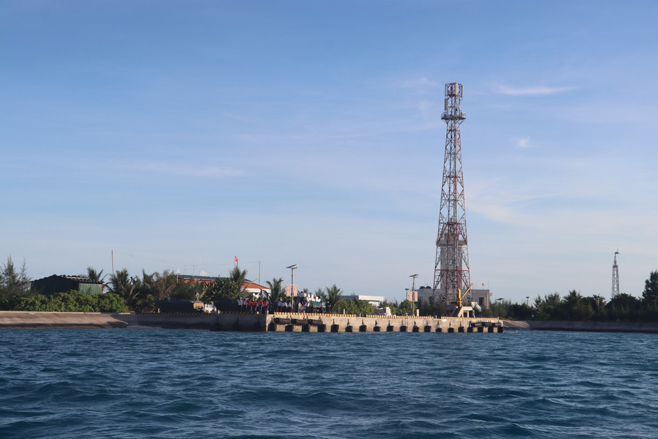 Las antenas de telefonía móvil cubren las islas de Truong Sa, lo cual contribuye a una comunicación fluida. (Foto: VNA)