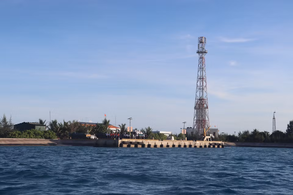 Las antenas de telefonía móvil cubren las islas de Truong Sa, lo cual contribuye a una comunicación fluida. (Foto: VNA)