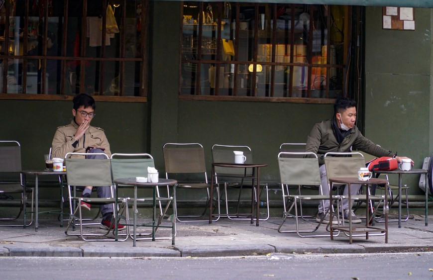 Algunas personas disfrutan de una taza de café en la primera mañana del año. Los habitantes de Hanoi tienen la costumbre de tomar el café. Si ha venido una vez a la capital y ha prestado un poco de atención, verá que los amantes del café son principalmente personas mayores, gente de negocios y empleados de oficinas. Para los mayores, suele tomar una taza de café en la mañana, mientras disfrutan la vida mirando los árboles y las calles. Para los trabajadores de oficina, a menudo se sientan y beben café para hablar sobre el trabajo, charlar, relajarse después de días de trabajo estresantes. (Fuente: Vietnamplus)