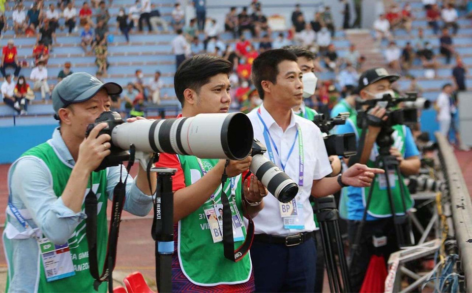 Reportero de VNA trabaja en SEA Games 31. (Foto VNA)