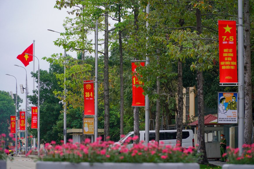 Respetar y promover los valores históricos, las tradiciones nacionales y los logros revolucionarios en la construcción y defensa nacional es ahora la conciencia, la responsabilidad y el orgullo de todos los vietnamitas. La historia se ha convertido en una verdad confirmada en el Cuarto Congreso del Partido Comunista (en diciembre de 1976): “Pasarán años, pero la victoria de nuestro pueblo en la lucha contra Estados Unidos por la liberación nacional quedará para siempre en la historia de la nación, como una de las páginas más resplandecientes, símbolo luminoso del triunfo del heroísmo revolucionario y de la inteligencia humana, así como una gran gesta del siglo XX y un acontecimiento de trascendencia internacional y profundamente contemporáneo”. (Foto: Vietnamplus) 
