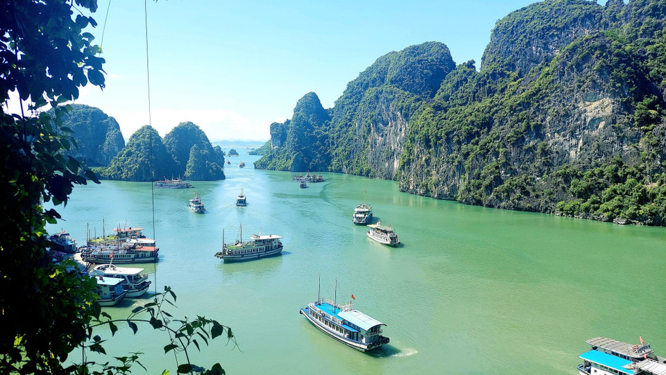 La Bahía de Ha Long cuenta con casi dos mil islas e islotes, dotada de una belleza única por la naturaleza (Fuente: VNA)