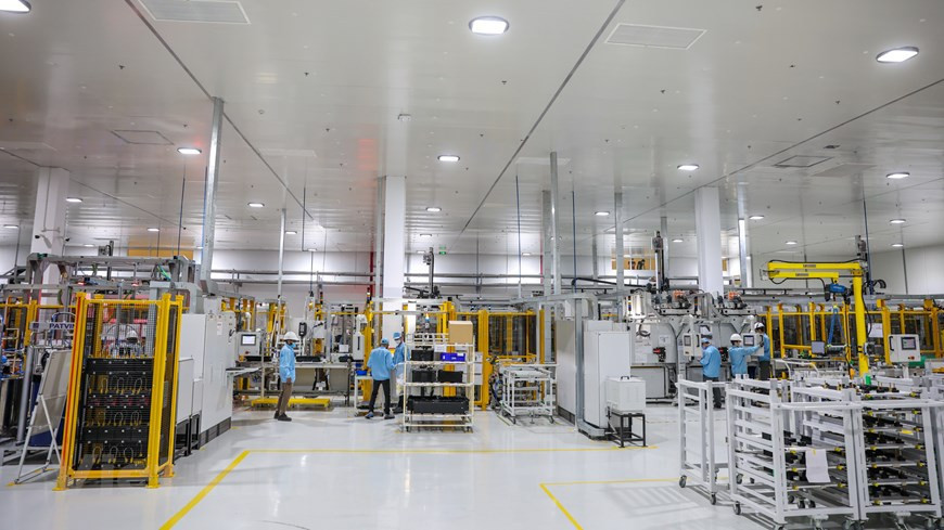La fabricación de celdas es realizada principalmente por robots (Fuente: Vietnam+)