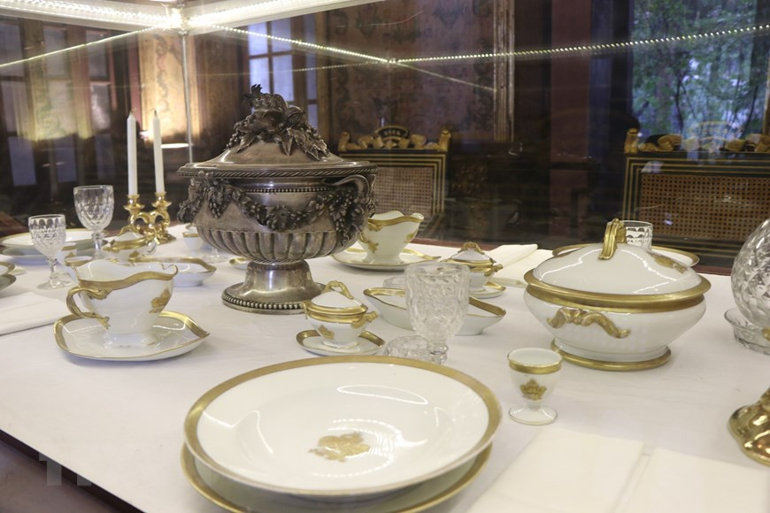 Numerosos objetos de la vida cotidiana de la familia real se exhiben en el palacio An Dinh (Fuente: VNA)