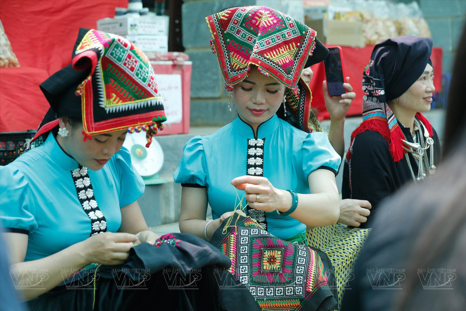 Chicas confeccionan trajes tradicionales de la etnia Thai en una feria periódica (Foto: Revista Ilustrada)