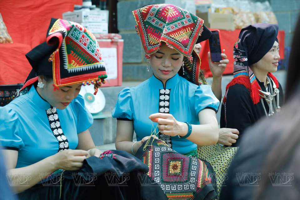Chicas confeccionan trajes tradicionales de la etnia Thai en una feria periódica (Foto: Revista Ilustrada)