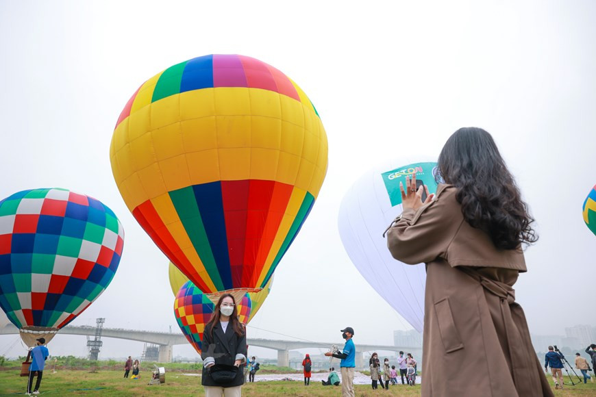 El Servicio de Turismo de la capital Hanoi coordina con la empresa de Chien Thang la organización del festival de globos aerostáticos y el manejo de 22 globos aerostáticos para crear una imagen hermosa para el público. Según el Comité Organizador, se ofrecen vuelos en globo aerostático para que los interesados puedan contemplar la belleza de la metrópolis desde decenas de metros sobre la tierra y tener nuevas sensaciones. Se trata de una de las actividades celebradas para impulsar la recuperación de la industria sin humo de la ciudad en 2022 ahora que Vietnam ha reabierto oficialmente sus puertas al turismo internacional. (Foto: Vietnam+) 