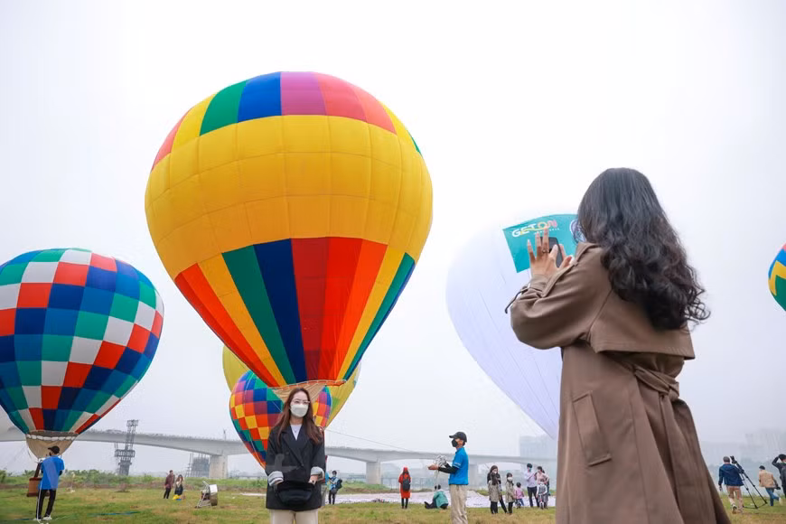 El Servicio de Turismo de la capital Hanoi coordina con la empresa de Chien Thang la organización del festival de globos aerostáticos y el manejo de 22 globos aerostáticos para crear una imagen hermosa para el público. Según el Comité Organizador, se ofrecen vuelos en globo aerostático para que los interesados puedan contemplar la belleza de la metrópolis desde decenas de metros sobre la tierra y tener nuevas sensaciones. Se trata de una de las actividades celebradas para impulsar la recuperación de la industria sin humo de la ciudad en 2022 ahora que Vietnam ha reabierto oficialmente sus puertas al turismo internacional. (Foto: Vietnam+) 
