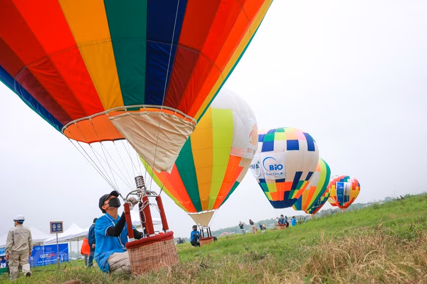 Tres globos aerostáticos que cumplen con los estándares internacionales serán utilizados en el evento "Get on Hanoi 2022" y el lanzamiento de nuevos productos turísticos de Hanoi. El cuerpo del globo tiene una altura de entre 22 y 25 metros, el diámetro más grande es de unos 17-18 metros. La capacidad de vuelo del globo es de más de 500 kilógramos, por lo que puede transportar tres adultos o 4-5 niños, sin incluir al piloto. En el evento también cuenta con otros veinte globos aerostáticos, uno de clase 1 (AX-1) con una altura de 10-12 metros que se utiliza habitualmente para los festivales. (Foto: Vietnam+)