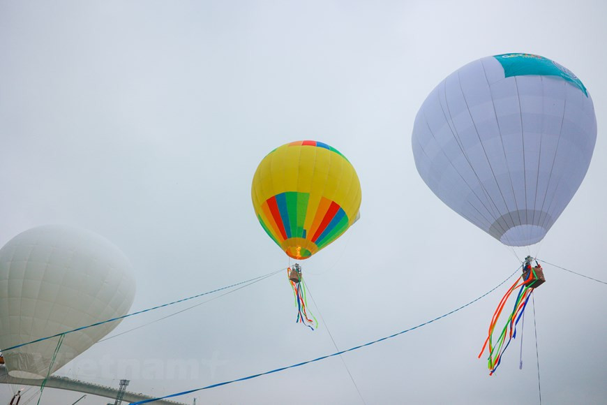Los globos de nivel 1 (AX-1), con una altura de 10-12 m, serán muy impresionantes y destacados al participar en festivales con baile colectivo. Ellos se utilizan en el programa "Get on Hanoi 2022" para fomentar la recuperación del turismo en la situación de "nueva normalidad”. El programa, que se lleva a cabo en el monumento Ly Thai To junto al lago Hoan Kiem en el centro de Hanoi y otros lugares, es el primero de una serie de actividades durante 2022 para responder a una política para impulsar la recuperación del turismo en la ciudad de una manera segura y manera flexible mientras mantiene a raya a COVID-19. (Foto: Vietnam+) 