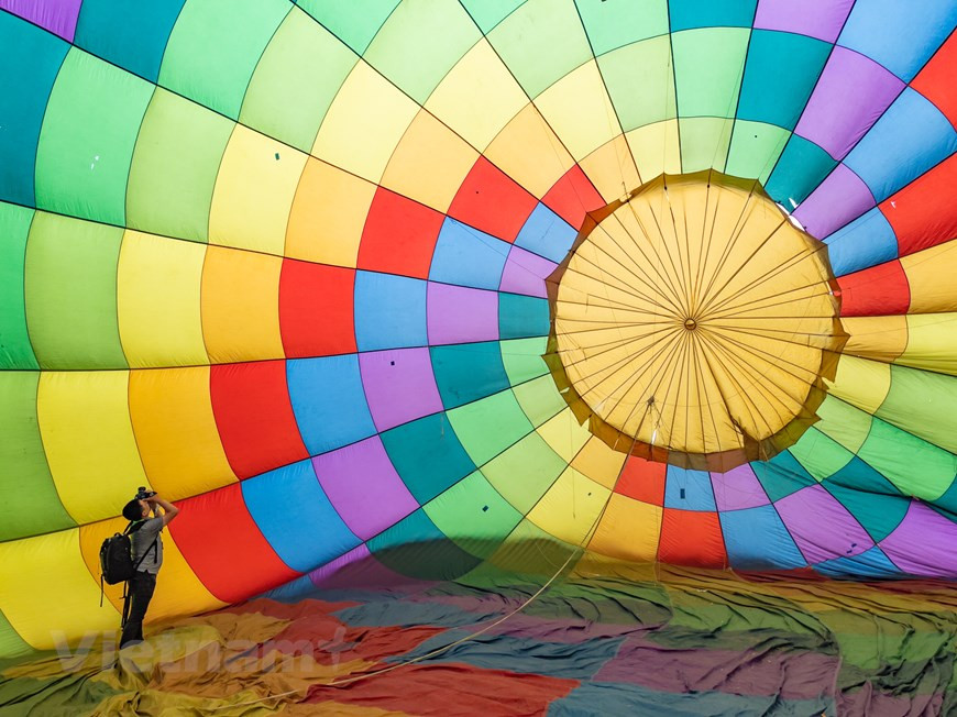 Hanoi espera recibir y atender a más de 10 millones de visitantes en 2022, incluidos un millón 200 mil extranjeros, lo que generará para la industria sin humo un ingreso de mil 304 millones de dólares. La ciudad planea expandir nuevos productos turísticos basados en el potencial de cada área, en un intento por reanudar gradualmente todas las actividades turísticas este año y desarrollar el sector turístico de manera sostenible después de la pandemia. En los distritos interiores se potenciará el turismo gastronómico y patrimonial, así como el MICE, un tipo de turismo que combina reuniones, incentivos, congresos y eventos, mientras que en las periferias se desarrollará el turismo espiritual y agroturístico. (Foto: Vietnam+) 
