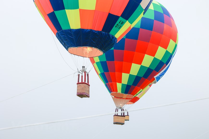 Debido a las condiciones de espacio, el globo aerostático se elevará y descenderá a una altura de no más de 50 metros de acuerdo con los estándares internacionales y estará fijo en su lugar, sin moverse. Además, dependiendo de la situación meteorológica, los organizadores decidirán la hora de despegue de los globos aerostáticos. El festival de globos aerostáticos en Hanoi es un evento destacado para ayudar a presentar y promover la imagen de la capital como un destino seguro, amigable, de calidad y atractivo. Hanoi es reconocida por la Organización de las Naciones Unidas para la Educación, la Ciencia y la Cultura, (UNESCO) como “Ciudad por la paz” en 1999. (Foto: Vietnam+) 