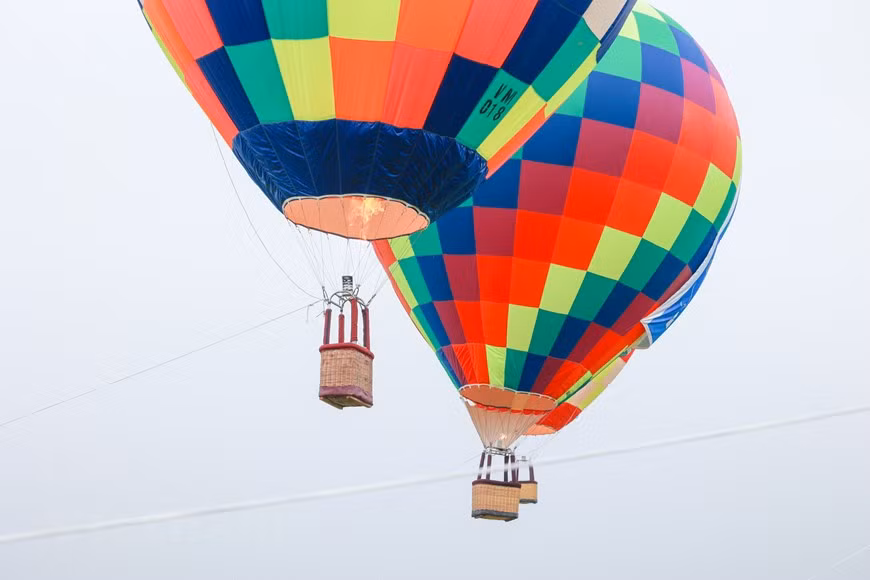Debido a las condiciones de espacio, el globo aerostático se elevará y descenderá a una altura de no más de 50 metros de acuerdo con los estándares internacionales y estará fijo en su lugar, sin moverse. Además, dependiendo de la situación meteorológica, los organizadores decidirán la hora de despegue de los globos aerostáticos. El festival de globos aerostáticos en Hanoi es un evento destacado para ayudar a presentar y promover la imagen de la capital como un destino seguro, amigable, de calidad y atractivo. Hanoi es reconocida por la Organización de las Naciones Unidas para la Educación, la Ciencia y la Cultura, (UNESCO) como “Ciudad por la paz” en 1999. (Foto: Vietnam+) 