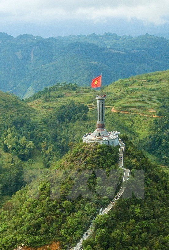 El asta de la bandera nacional en Lung Cu (Fuente: VNA)
