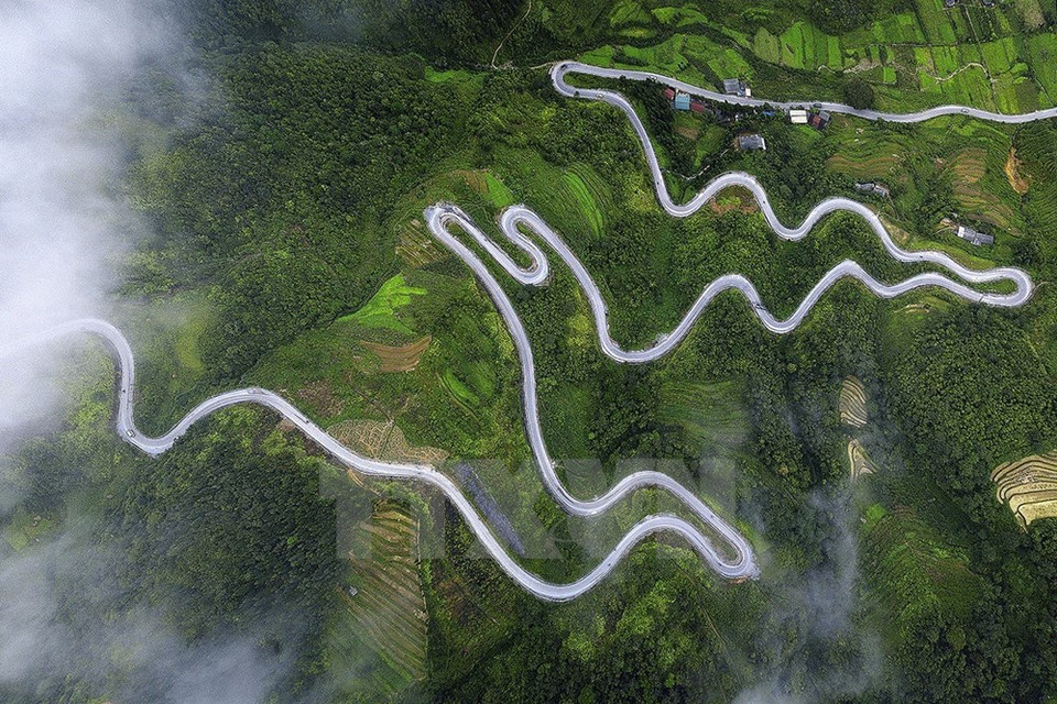 La ruta desde el distrito Yen Minh hacia Pho Cao, en la meseta de Dong Van (Fuente: VNA)