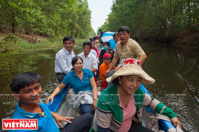 Turistas visitan al complejo de ecoturismo de Dong Thap Muoi. 