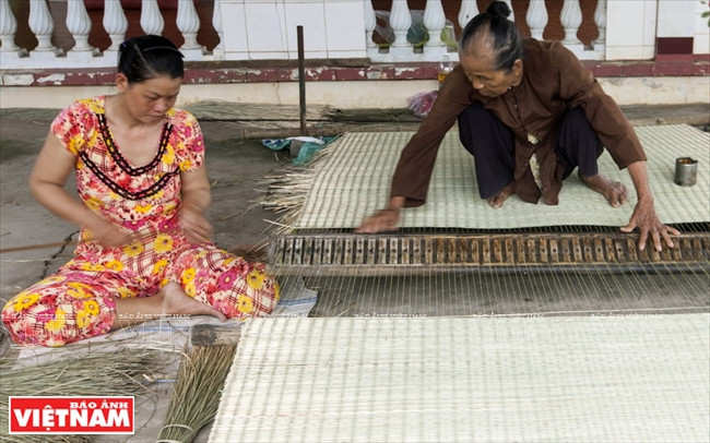 La estera hecha en la aldea en el districto de Can Duoc. 