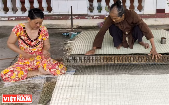 La estera hecha en la aldea en el districto de Can Duoc. 