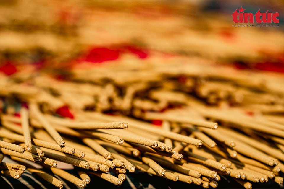 Productos de incienso elaborados con madera de agar, romero, cedro, pachulí, rosa, glande, angélica, ajenjo y algarrobo con un aroma característico.