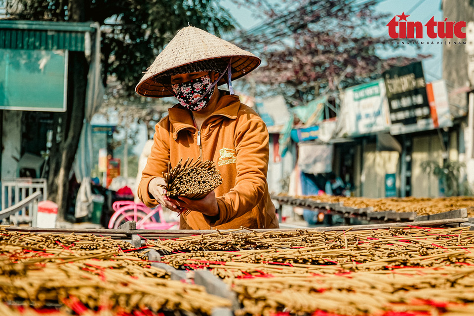 La aldea de Quang Phu Cau es uno de los pueblos artesanales tradicionales de larga data en Hanoi que aún existe y prospera. Este lugar no solo guarda el alma de un elemento de importancia espiritual y cultural, sino también un hermoso destino turístico de la capital de Hanoi.
