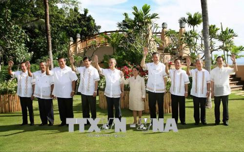 El exprimer ministro de Vietnam Nguyen Tan Dung (primera persona desde la derecha) y los jefes de las delegaciones de los países miembros en la XII Cumbre de la ASEAN el 13 de enero de 1007, en la provincia de Cebú, Filipinas (Fuente: VNA)