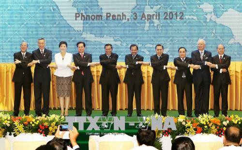 El primer ministro de Vietnam, Nguyen Xuan Phuc (la cuarta persona desde la izquierda) y los jefes de las delegaciones de los países miembros en la inauguración de la XX Cumbre de la ASEAN en Phnom Penh, Camboya, el 3 de abril de 2012 (Fuente: VNA)