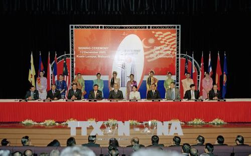 El exprimer ministro de Vietnam Phan Van Khai (la primera persona desde la derecha) participó en el Acto de firma de la declaración Kuala Lumpur sobre el establecimiento de la Carta magna de la ASEAN el 12 de diciembre de 2005 en Kuala Lumpur, Malasia (Fuente: VNA) 