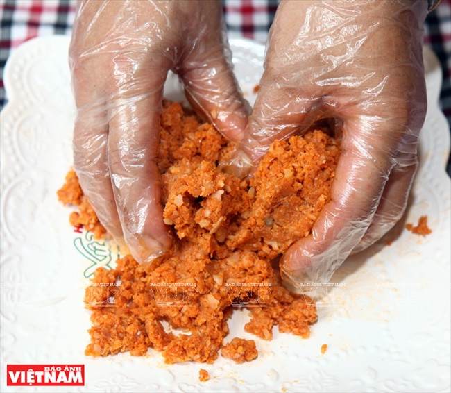 La masa de los rollos primavera de camarones se elabora de la mezcla de ingredientes y condimentos.