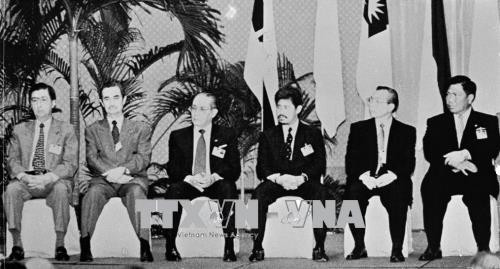 El excanciller de Vietnam, Nguyen Manh Cam (la segunda persona desde la derecha) y sus homólogos de Filipinas, Malasia, Indonesia, Brunei y Tailandia en la XII Reunión de Ministros de Relaciones Exteriores de la ASEAN en Singapur el 13 de febrero de 1997 (Fuente: VNA)