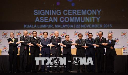 El primer ministro de Vietnam, Nguyen Xuan Phuc (la cuarta persona desde la izquierda) y los líderes de la ASEAN en el acto de firma de la Declaración Kuala Lumpur 2015 sobre el establecimiento de la Comunidad de la ASEAN 2015 el 22 de noviembre de 2015 en Kuala Lumpur, Malasia (Fuente: VNA)