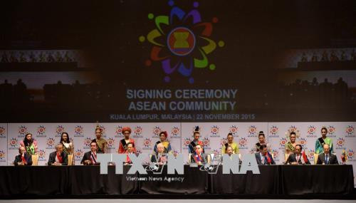 El primer ministro de Vietnam, Nguyen Xuan Phuc (la cuarta persona desde la izquierda) y los líderes de la ASEAN firman la Declaración Kuala Lumpur 2015 sobre el establecimiento de la Comunidad de la ASEAN 2015 el 22 de noviembre de 2015 en Kuala Lumpur, Malasia (Fuente: VNA)