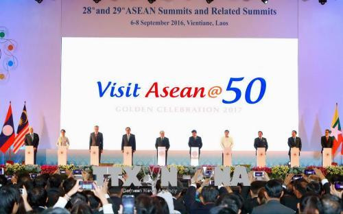 El primer ministro de Vietnam, Nguyen Xuan Phuc (la quinta persona desde la izquierda), y los jefes de las delegaciones de los países miembros presionan el botón de inicio de la Campaña del Turismo ASEAN 50, en la Cumbre del bloque en Vientiane el 6 de septiembre de 2016 (Fuente: VNA)