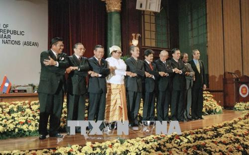 Cancilleres de los países miembros de la ASEAN y el exsecretario general del bloque, A.Singh, en el acto de afiliación de Laos y Myanmar a la ASEAN el 23 de julio de 1997 en Subang Jaya, Malasia (Fuente: VNA).