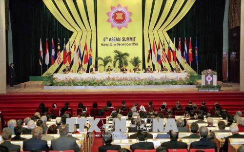 El acto de inauguración de la sexta Cumbre de la ASEAN el 15 de diciembre de 1998 en Hanoi (Fuente: VNA).