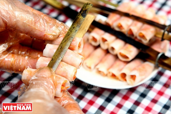 Se colocan los rollos de primavera de camarones en palitos de bambú…