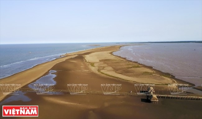 Con Den se encuentra en el distrito de Thai Thuy. Tiene un terreno relativamente llano con unos 3 km de dunas marinas. (Foto: VNA)