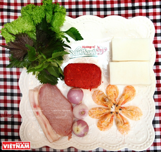 Se elaboran estos rollos de primavera con camarones, tocino y hojas de fideo de arroz. 