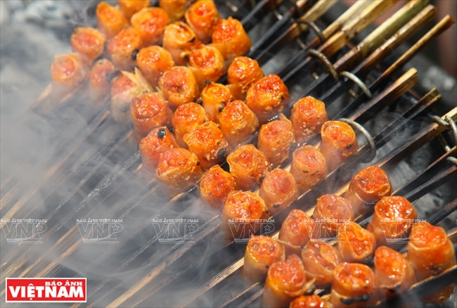 Rollos de primavera de camarones asados.