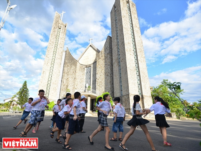 El grupo infantil de la catedral de Phu Cam participa con entusiasmo en la enseñanza de danza y música. Foto: Thanh Hoa