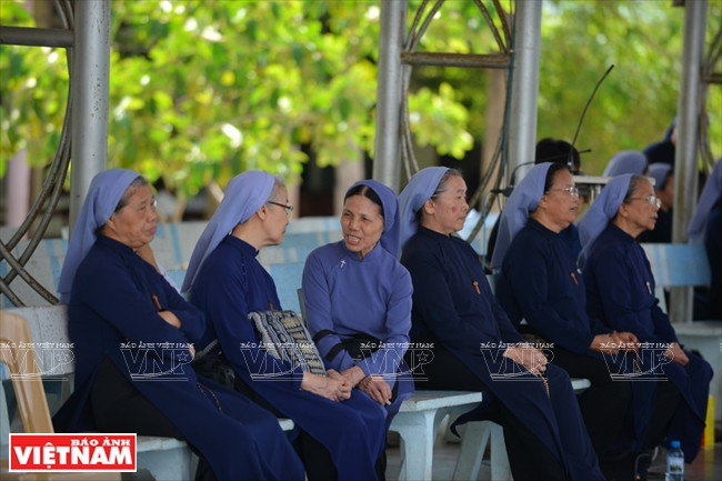 Las monjas se reúnen en el santuario de Nuestra Señora de La Vang. Foto: Thanh Hoa