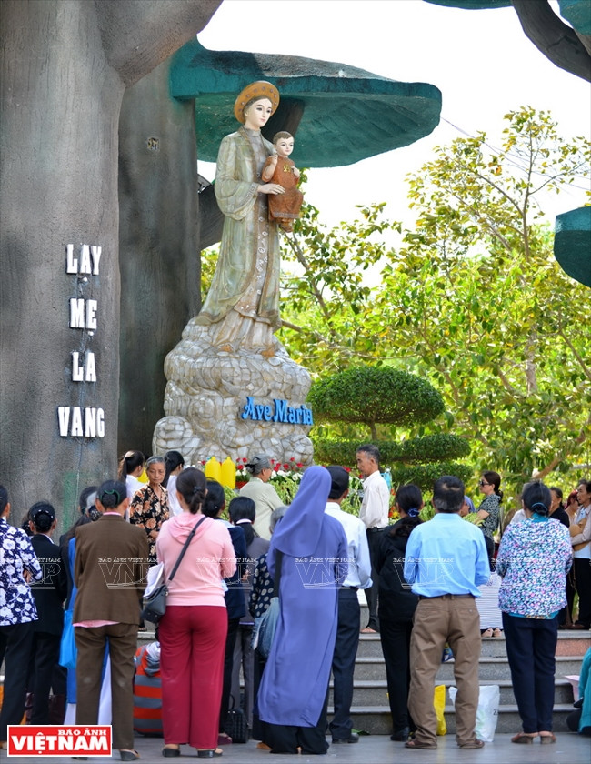 Nuestra Señora de La Vang es una aparición mariana en la figura de una dama vietnamita que sostiene en sus brazos a su hijo y lleva un traje tradicional nacional. Foto: Thanh Hoa