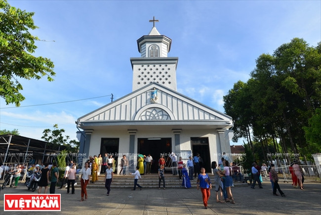 La basílica del santuario de Nuestra Señora de La Vang vista desde el antiguo campanario. Foto: Thanh Hoa