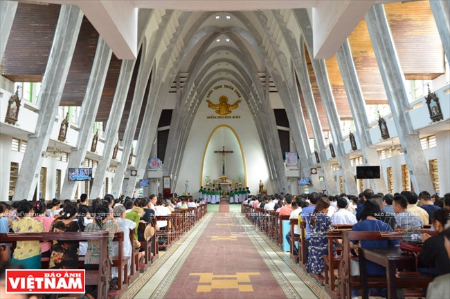 El coro de la catedral de Phu Cam, con capacidad para 2 500 personas, está casi totalmente ocupado durante los servicios dominicales. Foto: Thanh Hoa