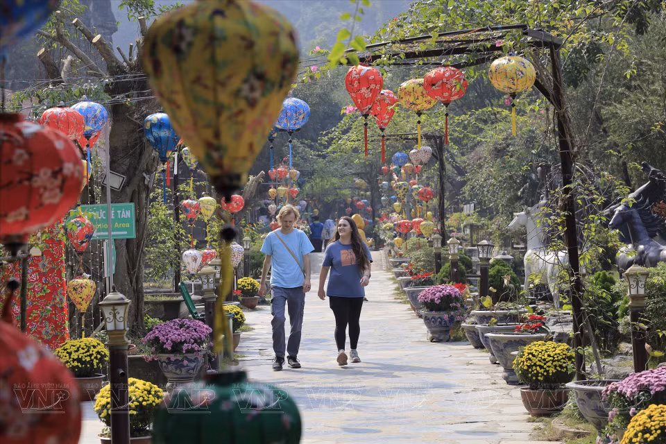 Los turistas visitan el casco antiguo en la zona turística de Tam Coc. (Foto:VNA)