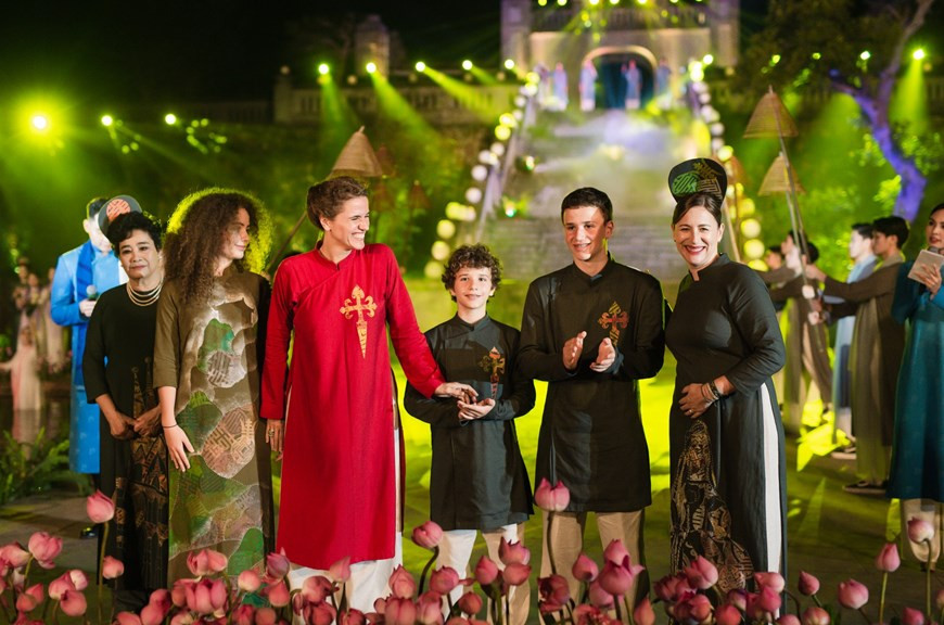 La colección de Ao Dai del fallecido diseñador español Diego Chula. Su familia y la embajadora adjunta de España en Vietnam participan en el evento (Fuente: Vietnam+)