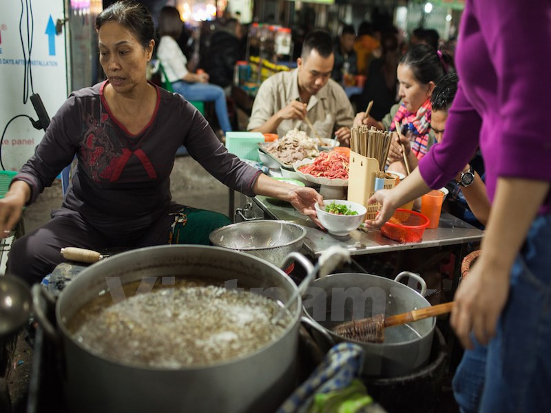 Un puesto de Pho (fideo de arroz con sopa de ternera) en la calle gastronómica Tong Duy Tan (Fuente: VNA)